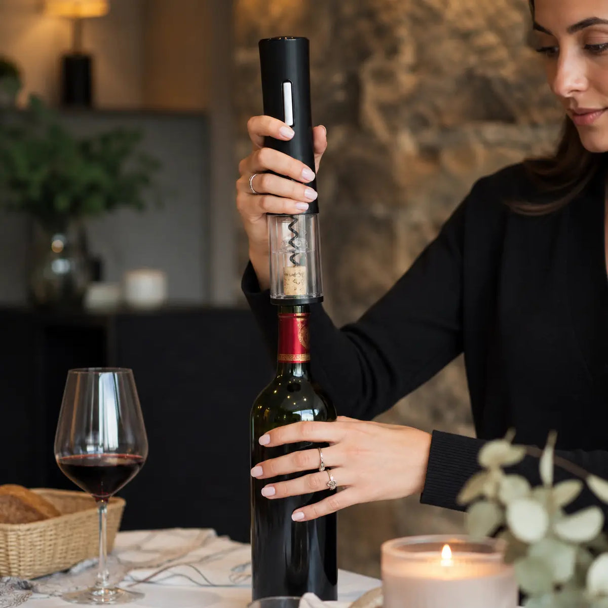 Električni set za vino u upotrebi za stolom