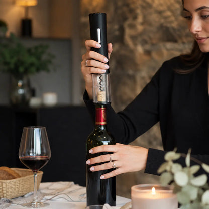 Električni set za vino u upotrebi za stolom