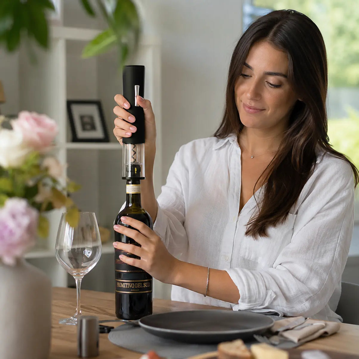 Električni otvarač za vino u upotrebi